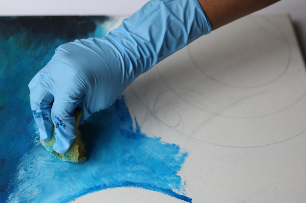 Jak skutecznie usunąć farbę ceramiczną ze ściany?